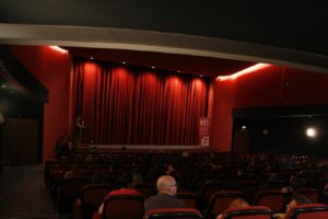 Współczesne kino studyjne – czym różni się od komercyjnych multipleksów?